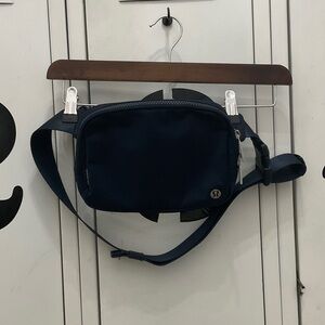 lululemon everywhere belt bag 2L
